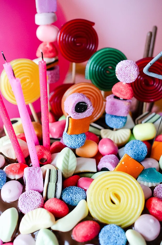 Ein frischer Rührkuchenboden, der abkühlt und bereit für die Schokoladenglasur und Süßigkeiten-Dekoration ist.