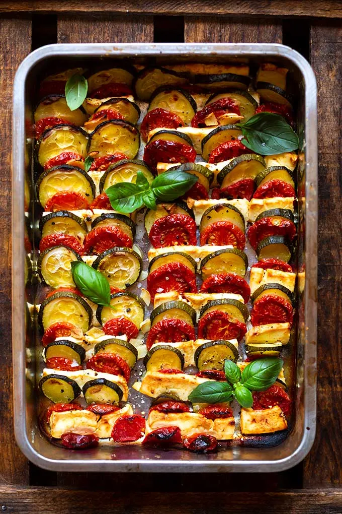 Ein frischer Tomaten-Zucchini-Auflauf mit Feta, reichhaltig und appetitlich in einer Auflaufform angerichtet.