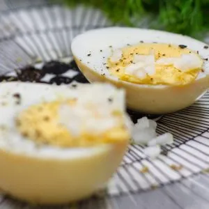 Ein frisches, halbiertes Soleier-Ei mit Eigelb in einer gemütlichen Einstellung.