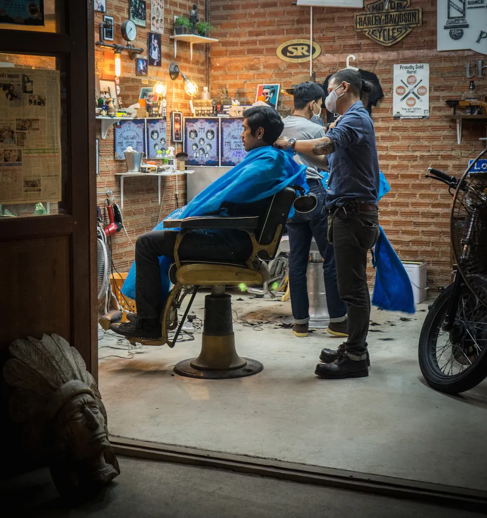 Ein Friseursalon inmitten von Antiquitäten – zeigt die Verbindung von Handwerk und Tradition, die auch in der deutschen Getränkeherstellung, wie der Geschichte von Fanta, tief verwurzelt ist.