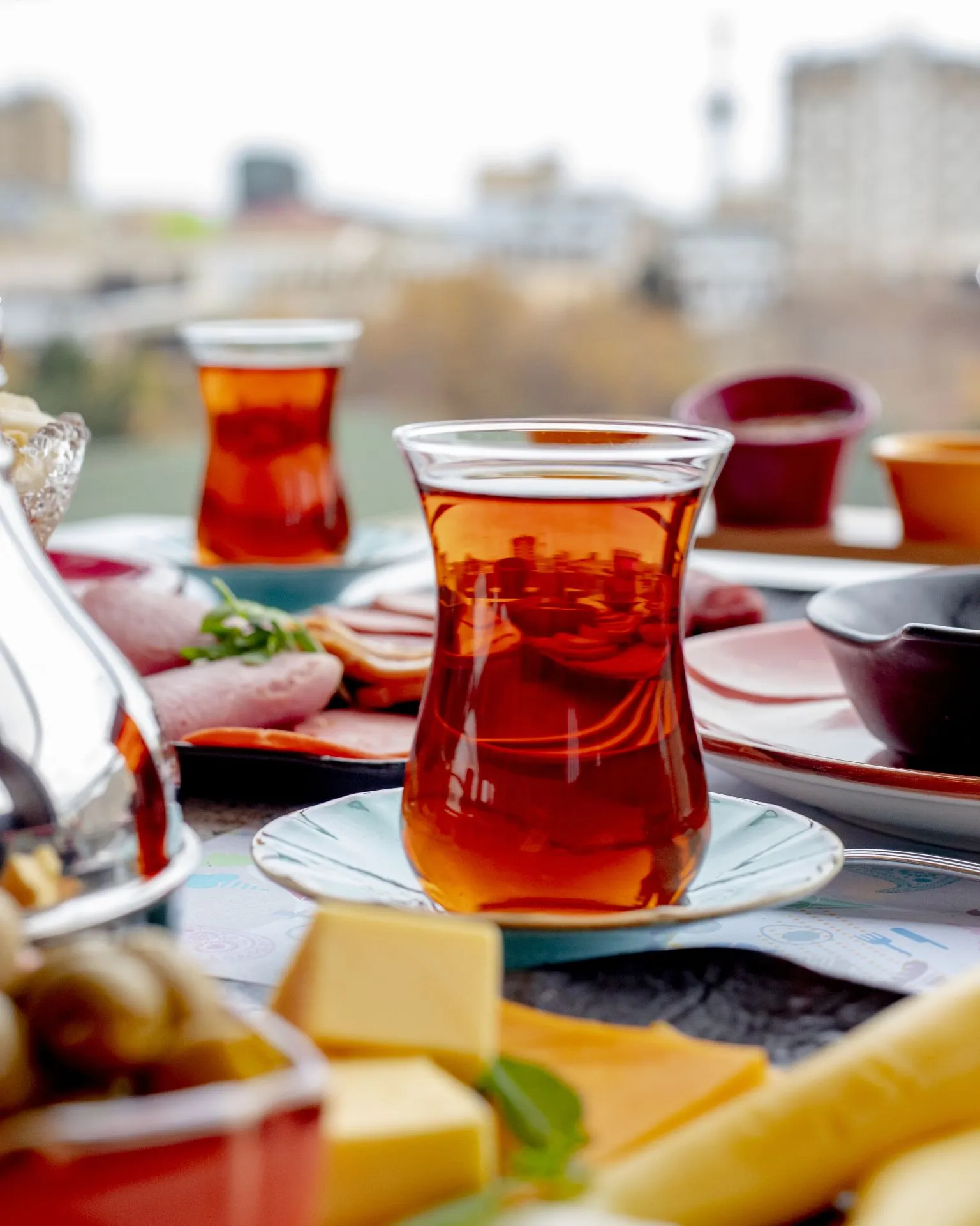 Ein Frühstücks-Set mit Tee und Käse, das die globale Präsenz von Teegetränken symbolisiert.