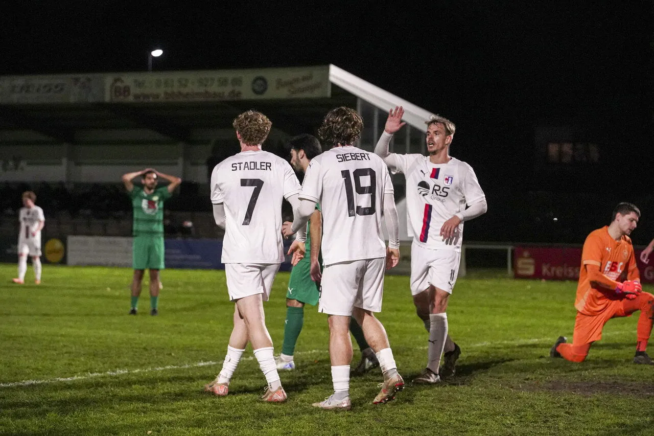 Ein Fußballspieler im Trikot der SG Barockstadt in Aktion auf dem Spielfeld.