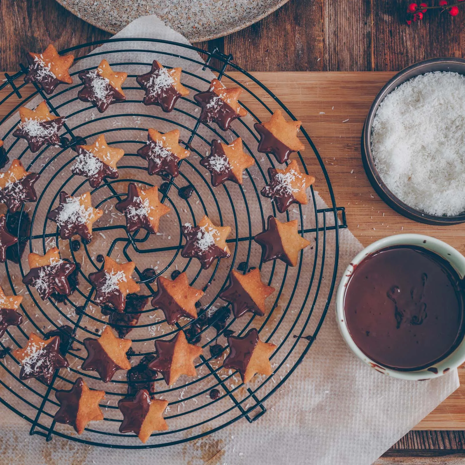 Ein gebackener Kokos-Schoggi-Stern, der mit weiteren Kokosraspeln bestreut wird, um das Finish zu perfektionieren