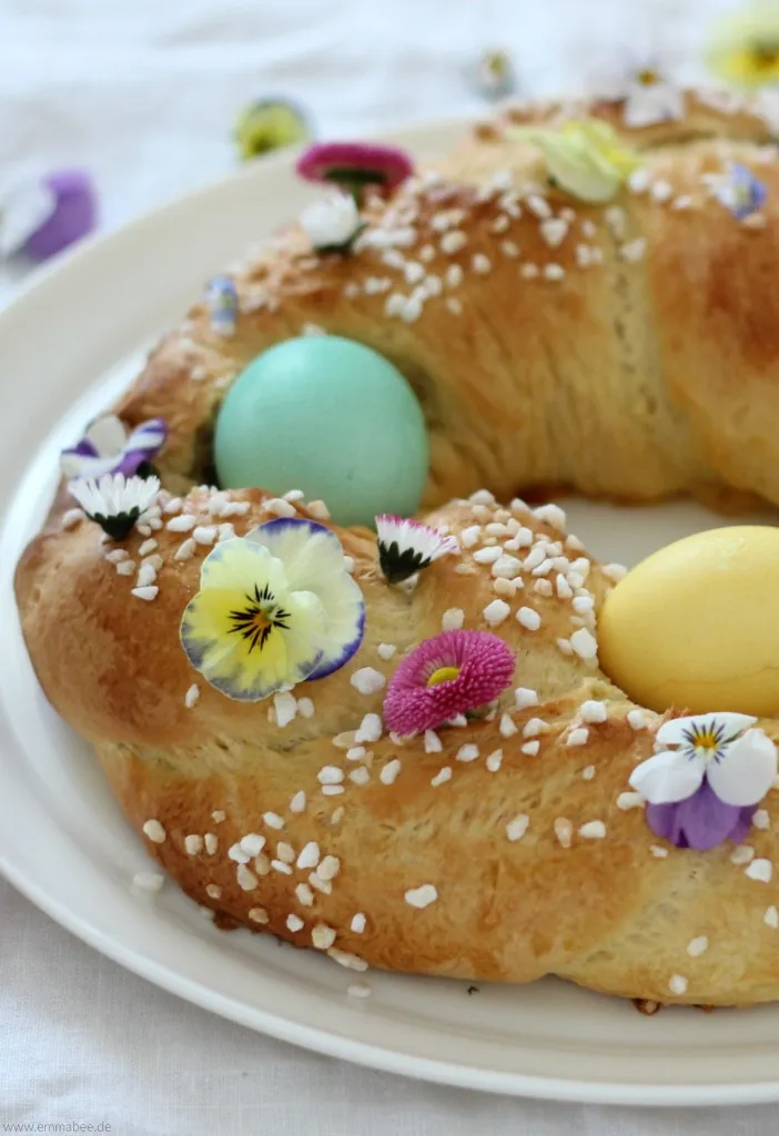 Ein gedeckter Tisch mit Osterkranz