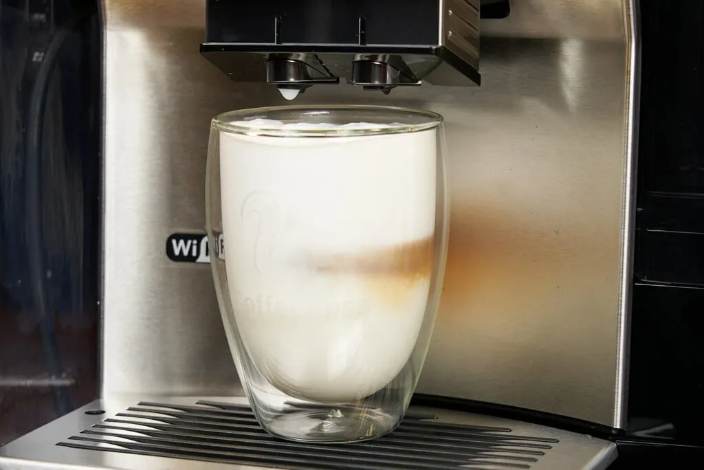 Ein gelungener Latte Macchiato mit feinem Milchschaum, zubereitet mit dem Siemens EQ.700 Integral