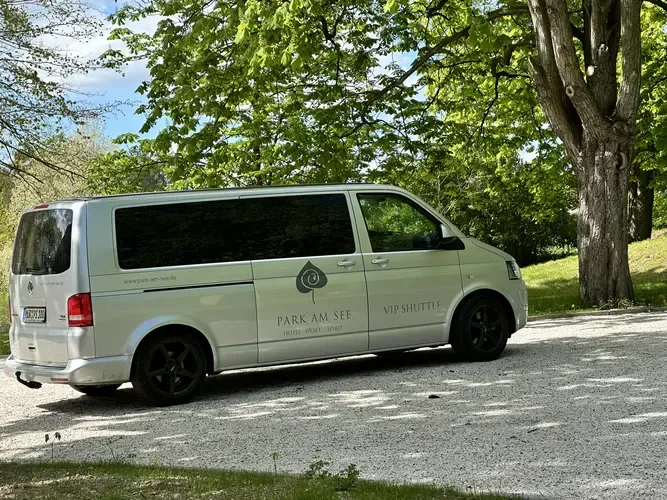 Ein gemütlicher Shuttle wartet am Bahnhof Neustrelitz