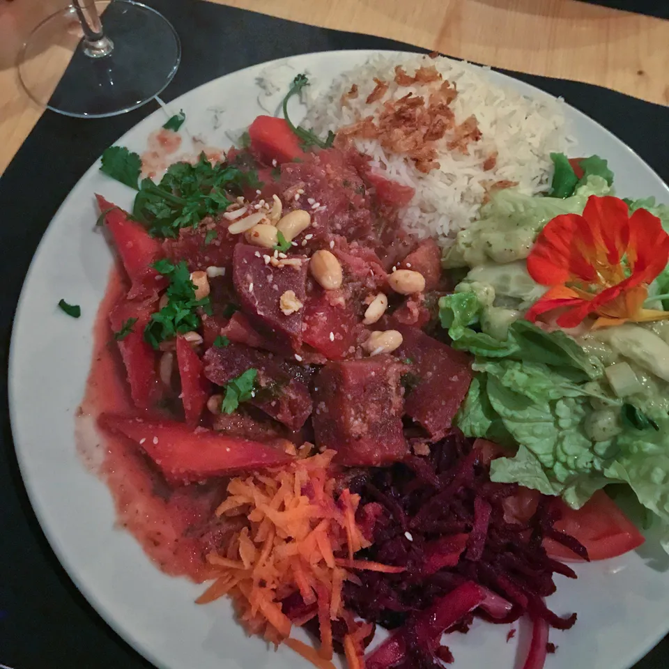 Ein gemütliches Restaurantinterieur mit dunklen Holztischen, Stühlen und einer warmen Beleuchtung