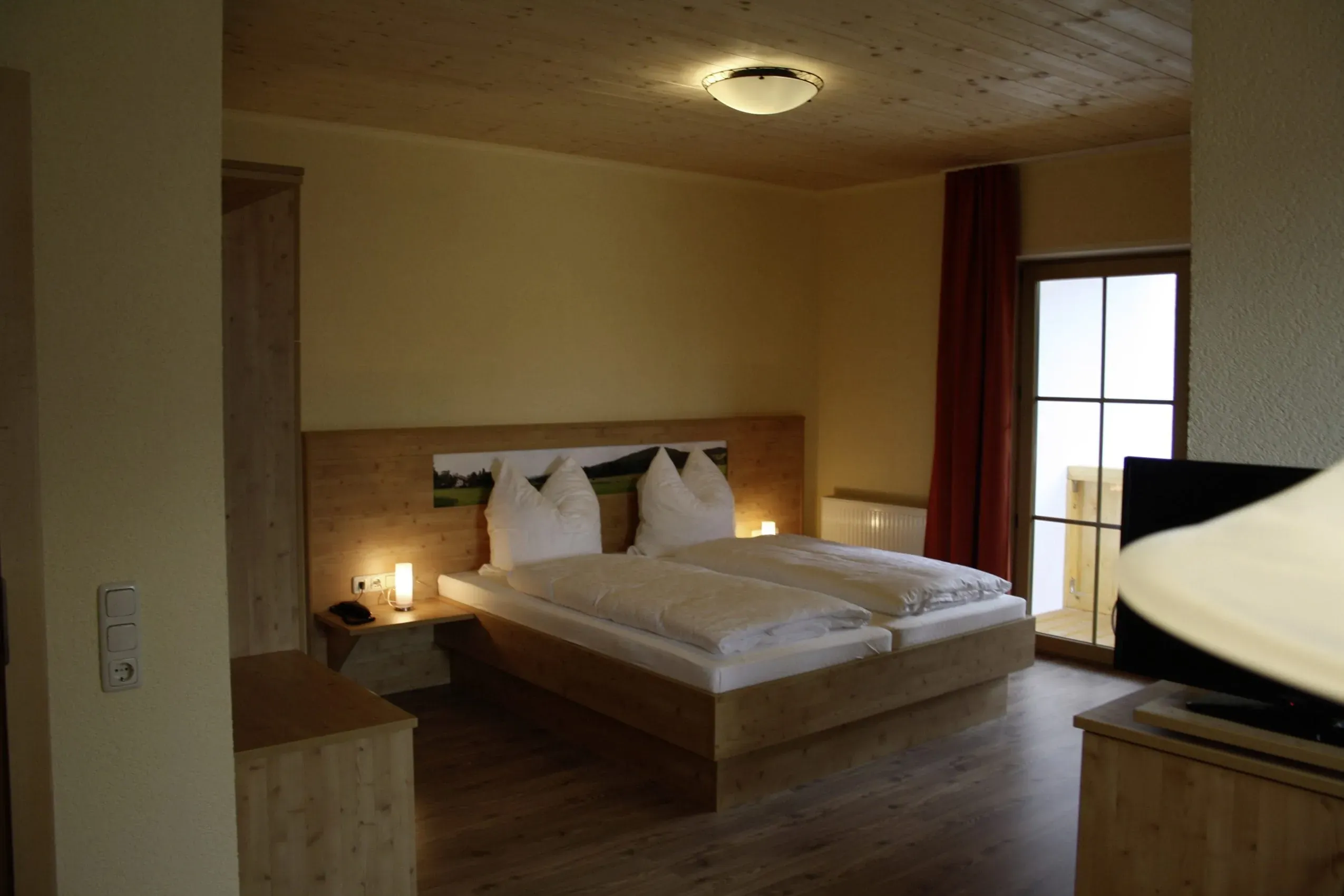 Ein geräumiges Deluxe-Doppelzimmer im Hotel Bärenhof in Philippsreut, das Komfort für Mensch und Hund verspricht.