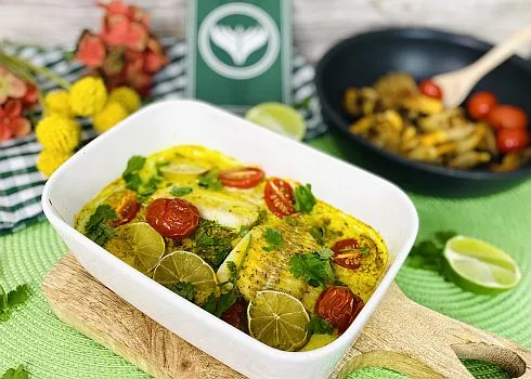 Ein Gericht mit Ofen-Fisch in Kokos-Limetten-Sauce mit Kräutern in einer Auflaufform