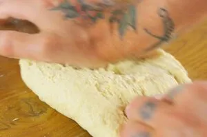 Ein geschmeidiger Brötchenteig wird in einer Küchenmaschine geknetet