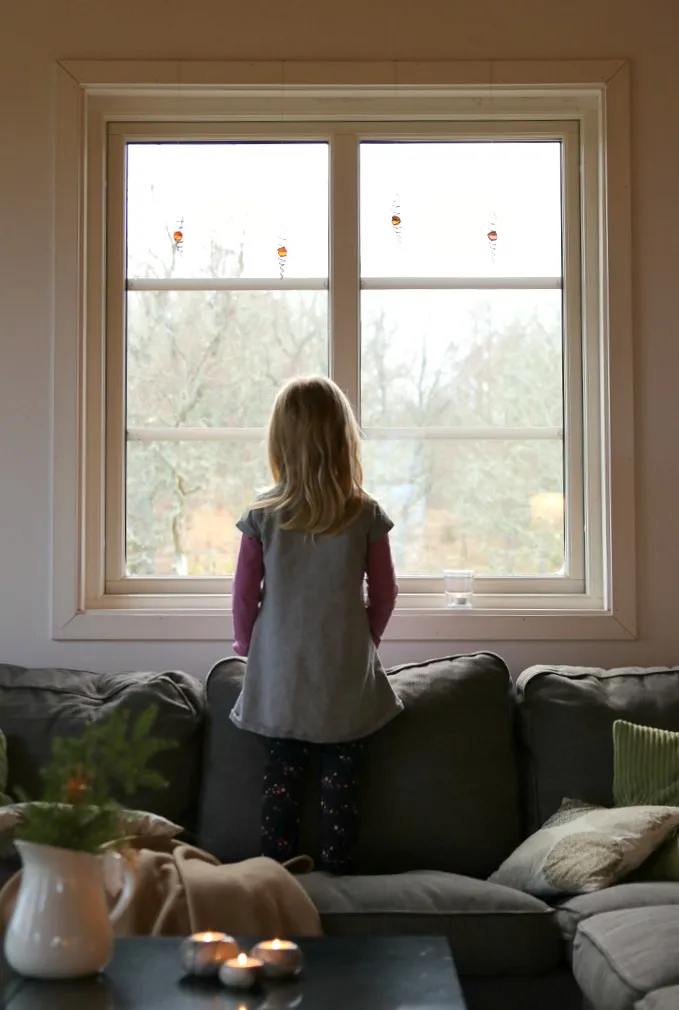 Ein geschmückter Weihnachtsbaum in einem Wohnzimmer