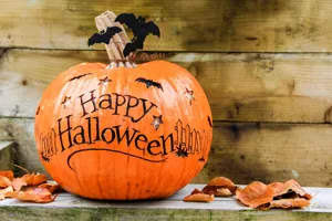 Ein geschnitzter Halloween-Kürbis mit leuchtendem Licht in der Dunkelheit