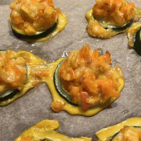 Ein gesunder Snack für Zwischendurch: Zucchini-Happen, eine leichte und entzündungshemmende Option unter den Arthrose Ernährung Rezepten.