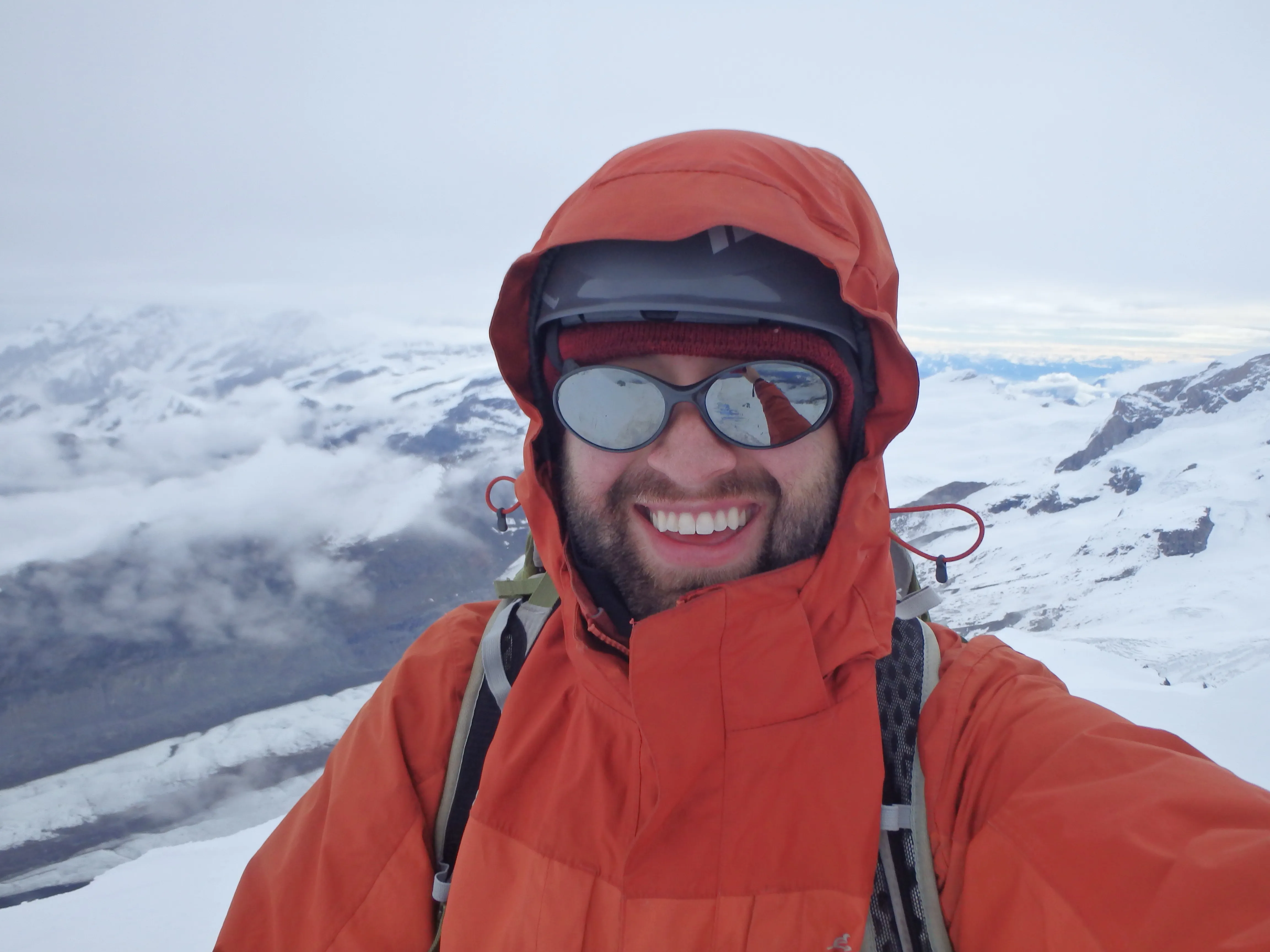 Ein Gipfel-Selfie auf dem Breithorn mit weitem Blick