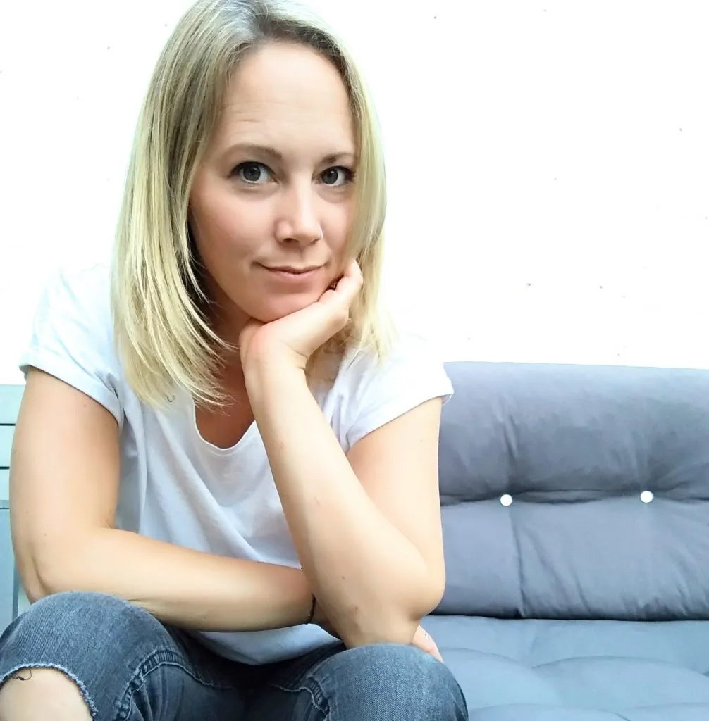 Ein Glas Aperol Spritz auf einem Tisch im Freien