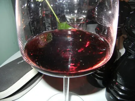 Ein Glas des '2007 Selection Öküzgözü-Boğazkere' Weins von Kavaklidere, der seine schöne dunkelrote Farbe zeigt