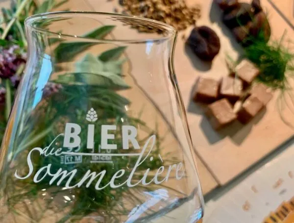 Ein Glas dunkles Bier, das die tiefen Malznoten und die charakteristische Farbe des Köstritzer Schwarzbier Alkoholfrei perfekt in Szene setzt.