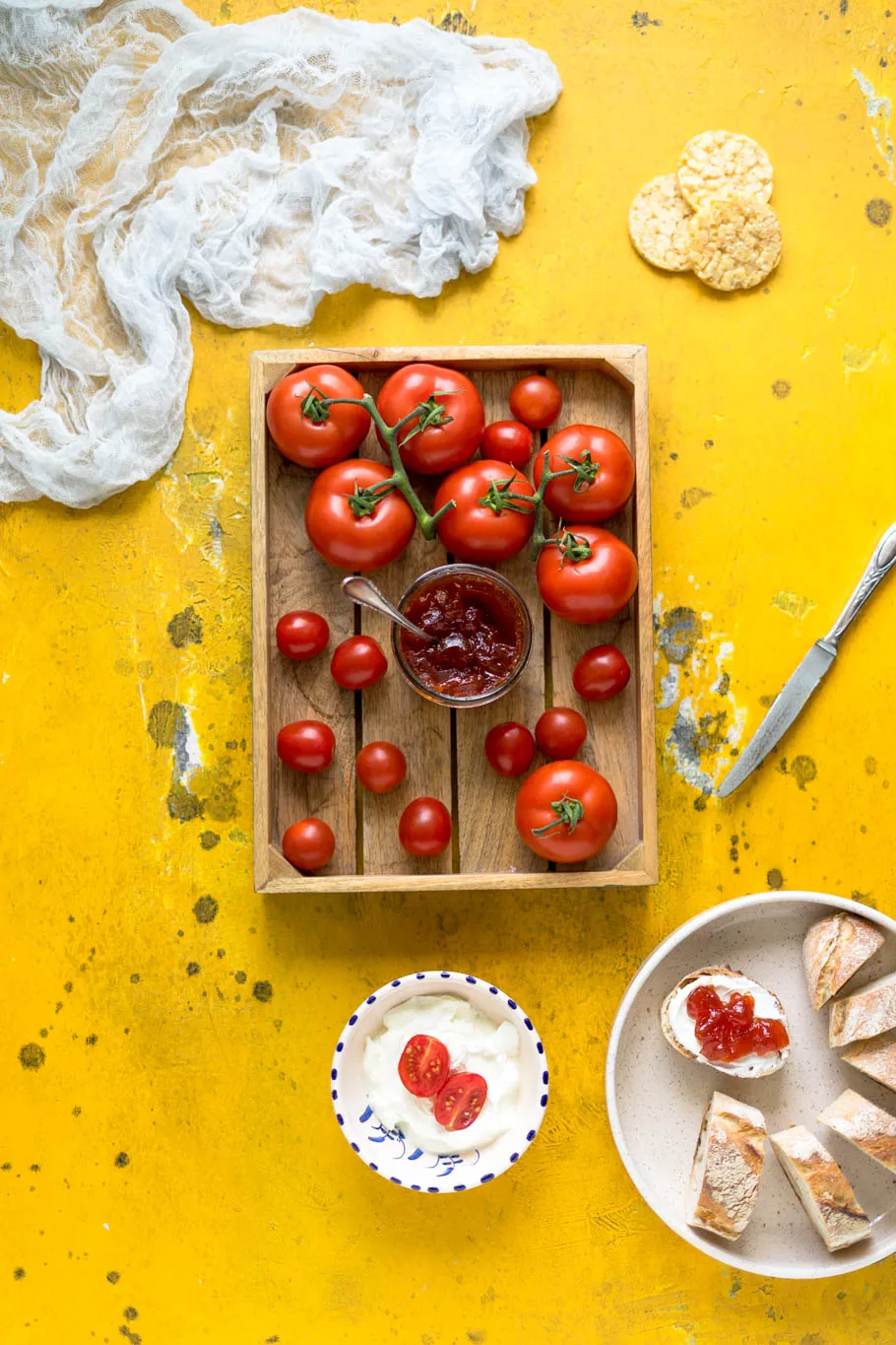 Ein Glas frisch eingekochte Tomatenmarmelade, glänzend und bereit für den Vorratsschrank