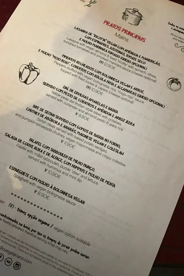 Ein Glas Kombucha und ein Teller mit Mousse au Chocolat als veganes Dessert