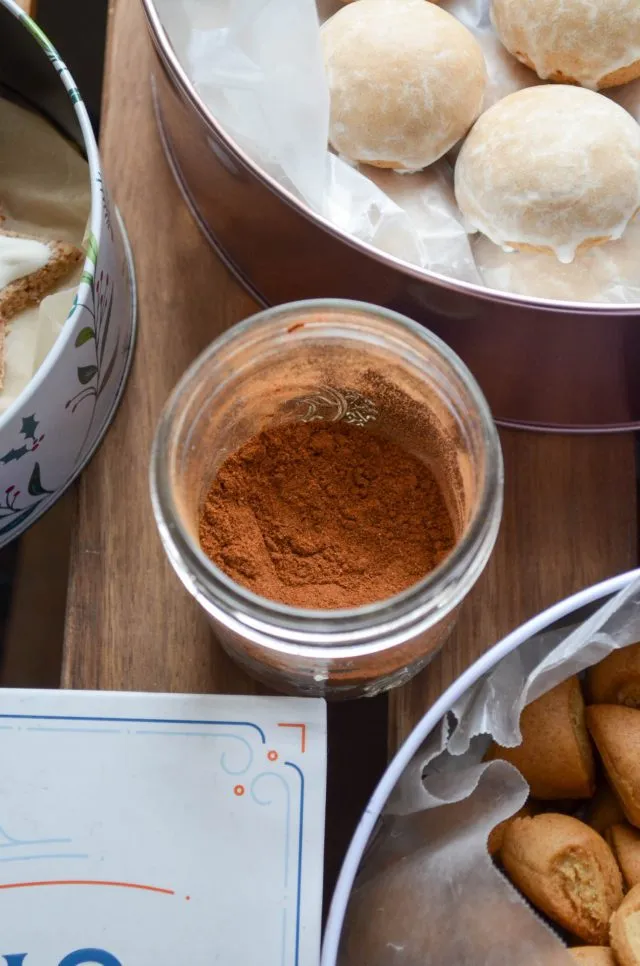 Ein Glas Lebkuchengewürz, eine essentielle deutsche Gewürzmischung für Weihnachtsgebäck