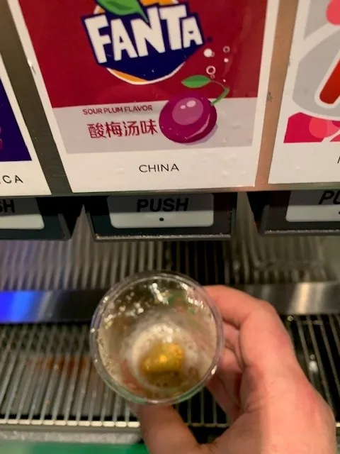 Ein Glas mit chinesischer Pflaumenlimonade, die bei der Coca-Cola Experience als ungewöhnliches internationales Getränk präsentiert wird.