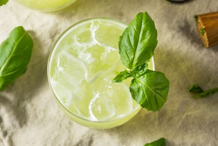 Ein Glas mit Gin Basil Smash und Eiswürfeln von oben