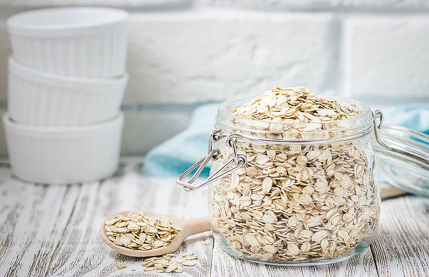 Ein Glas mit Haferflocken, welche viel Eisen enthalten und gegen Eisenmangel helfen