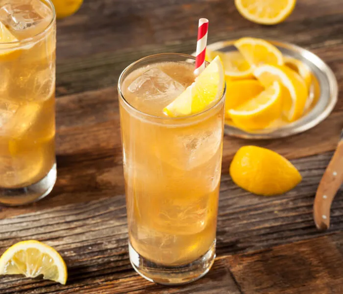 Ein Glas mit Long Island Iced Tea, garniert mit Zitronenspalten