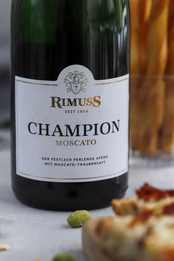 Ein Glas Rimuss Champion Moscato zum Baguette-Apéro