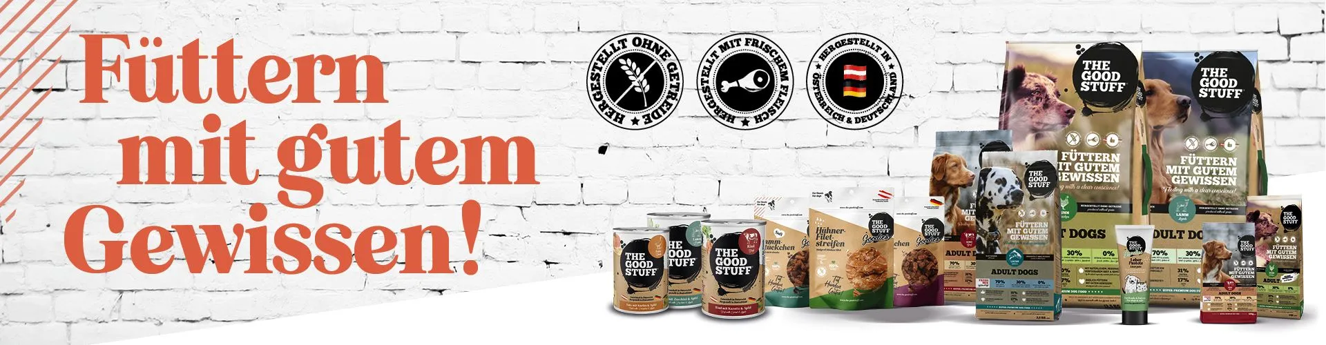 Ein glücklicher Golden Retriever genießt sein getreidefreies Hundefutter von THE GOODSTUFF in einem Napf, umgeben von natürlichen Zutaten.