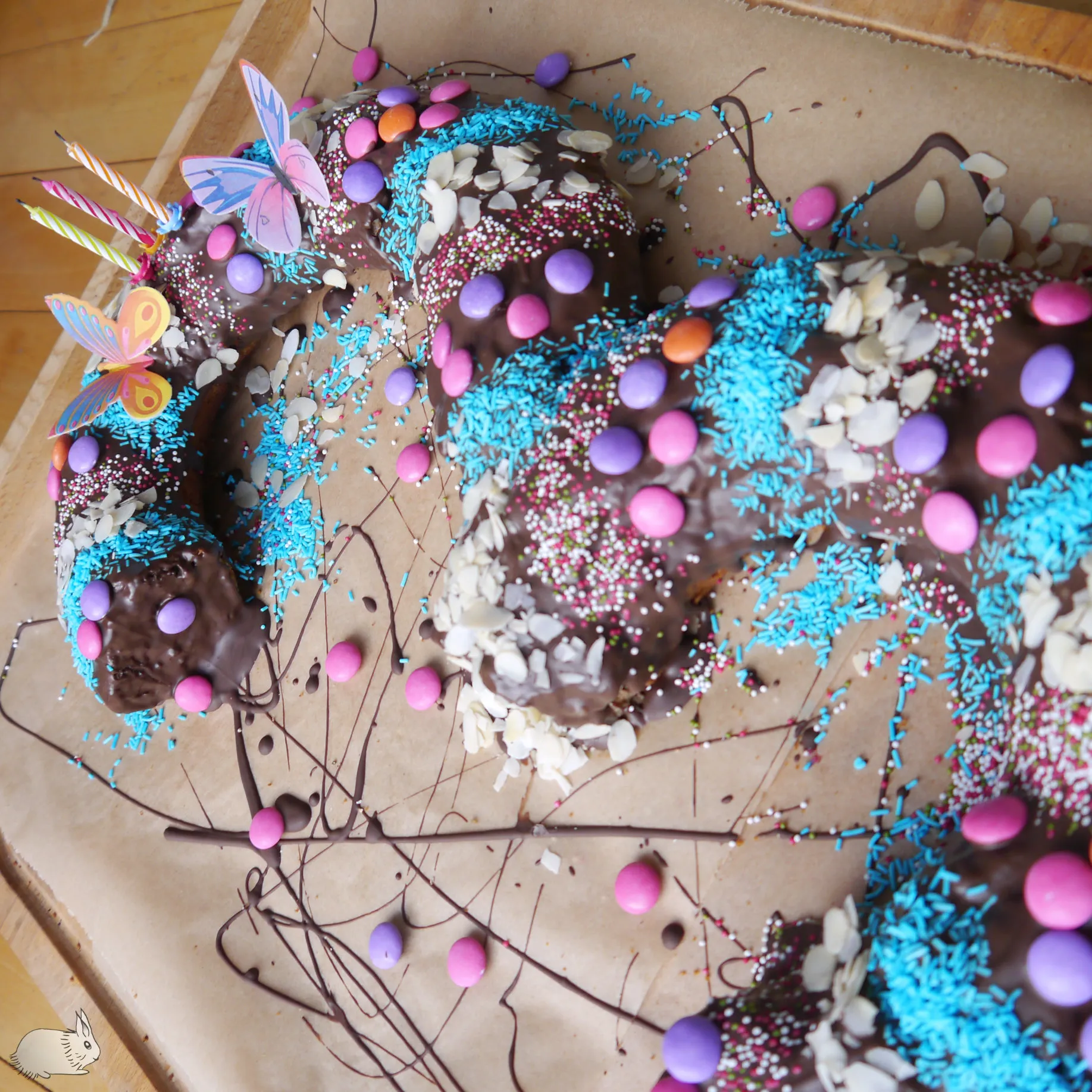 Ein glückliches Mädchen schaut auf den festlich arrangierten Frühstückstisch.