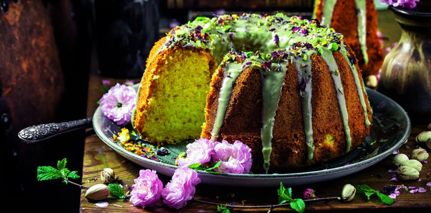 Ein großer, festlich dekorierter Marzipan Geburtstagskuchen, perfekt für eine Feier