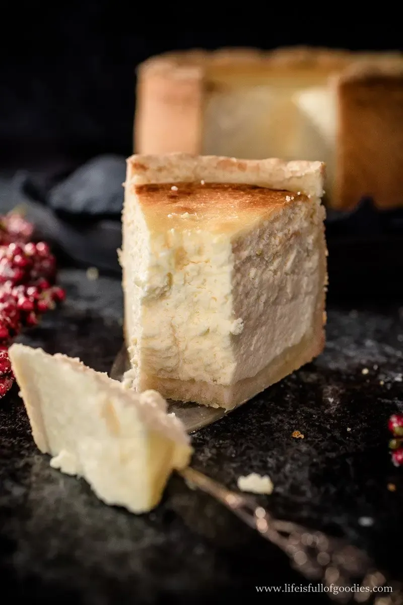 Ein großes Stück des weltbesten Käsekuchens auf einem Holztisch, perfekt für den Genuss