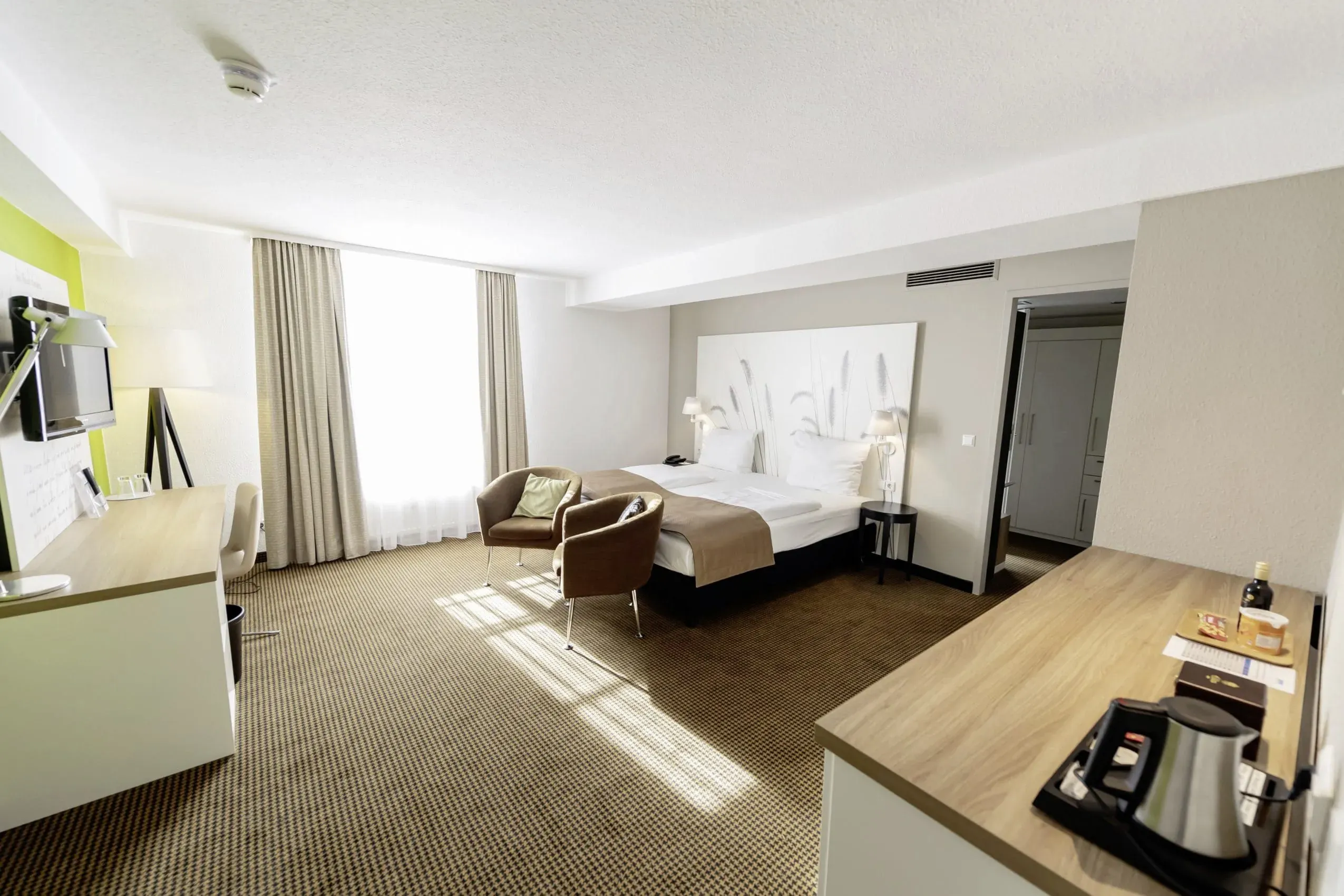 Ein großzügiges Doppelzimmer im nestor Hotel Ludwigsburg, modern und komfortabel gestaltet, um Gäste und ihren Hund zu empfangen.