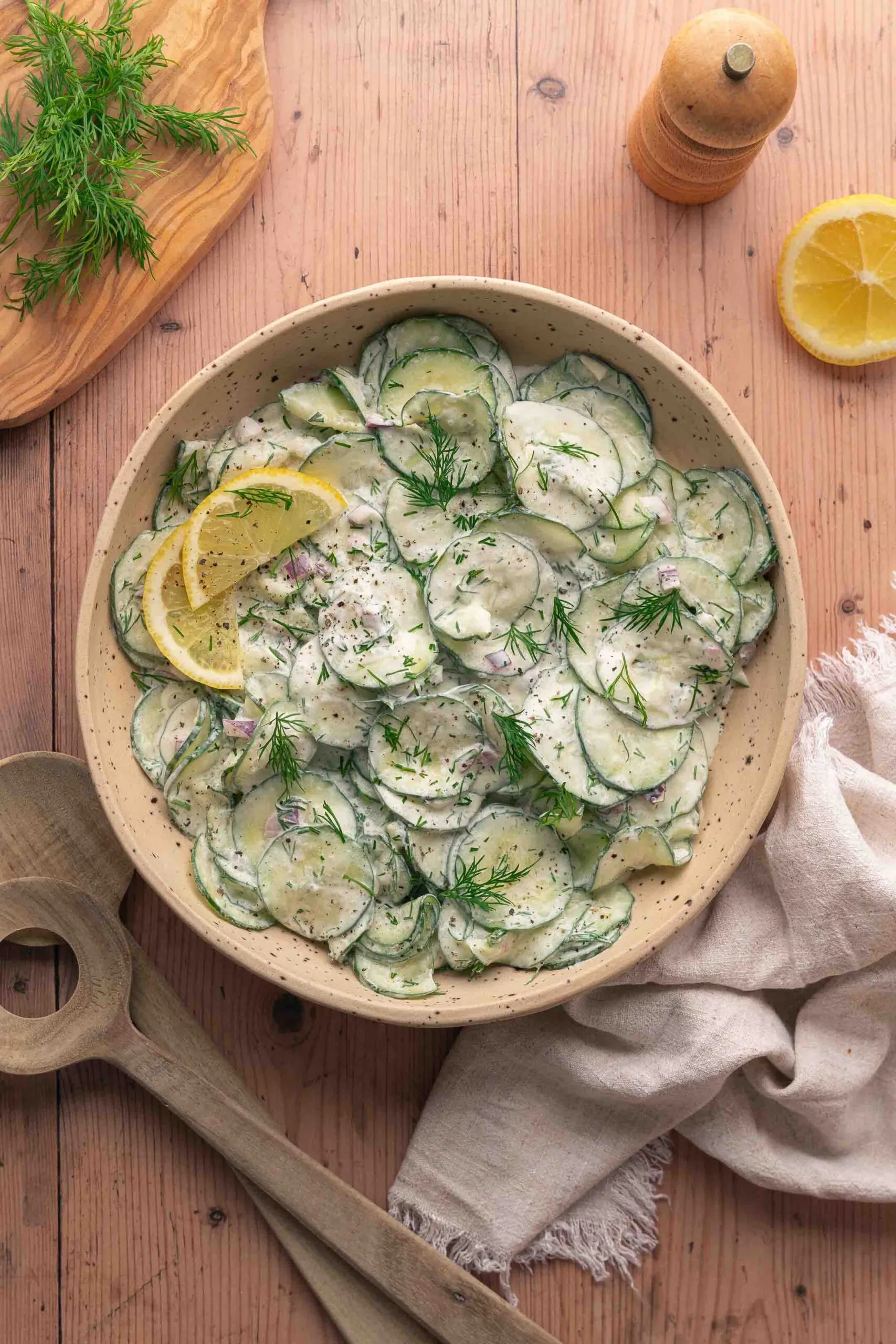 Ein Gurkensalat mit Crème Fraîche.