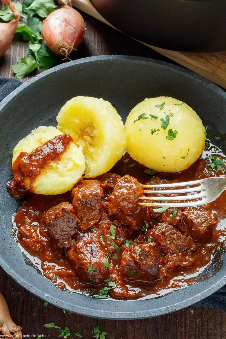 Ein gusseiserner Bräter, ideal für die Zubereitung von Rindergulasch und anderen Schmorgerichten