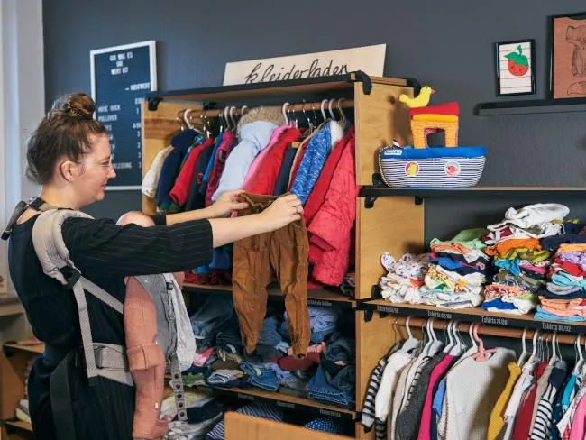 Ein gut sortiertes Regal in einem Second-Hand-Laden für Kinderkleidung