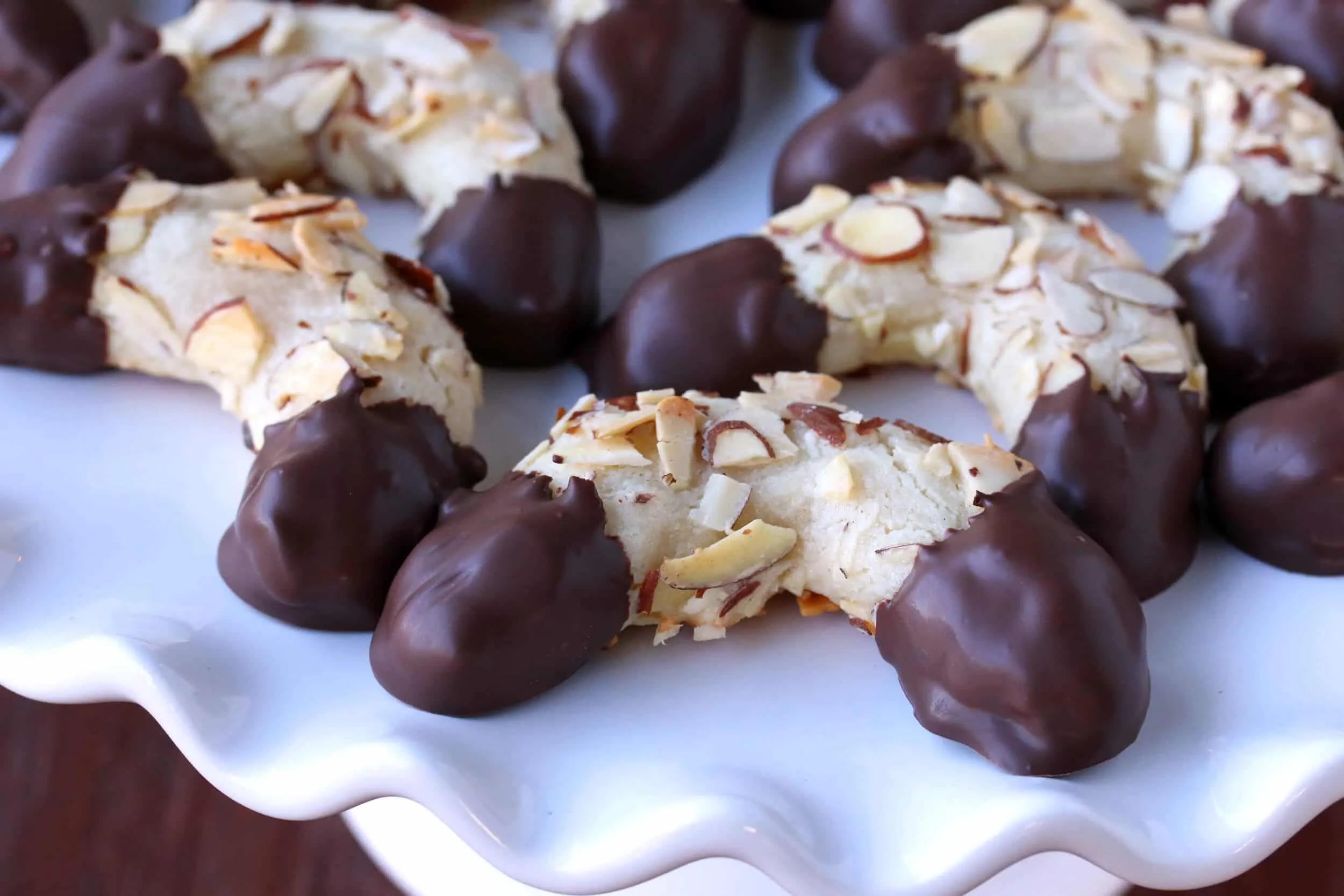 Ein Haufen fertiger Mandelhörnchen, perfekt für Kaffeetafeln oder als süße Beilage