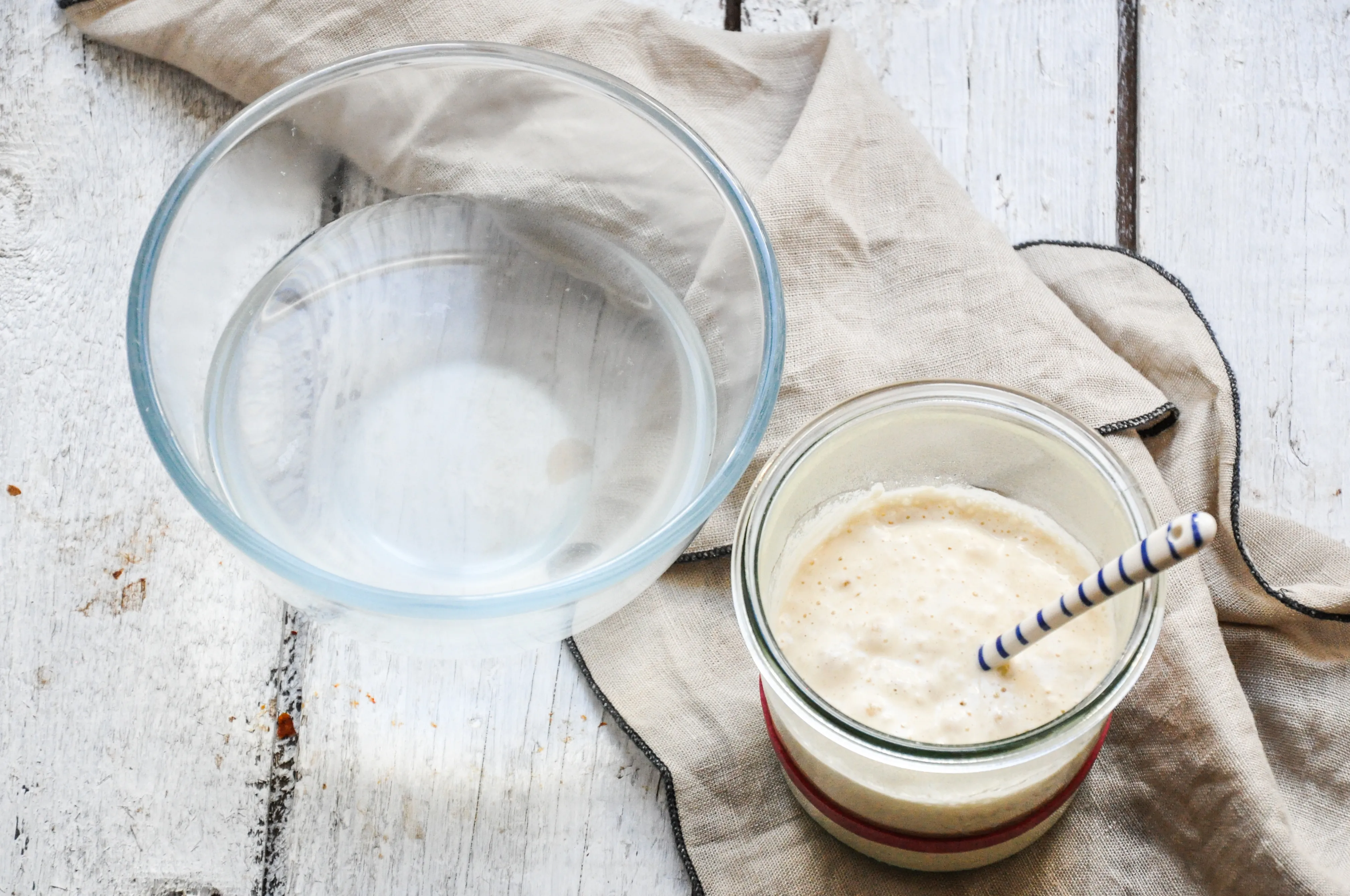 Ein herrlich gebräuntes Sauerteigbrot aus einem Bräter