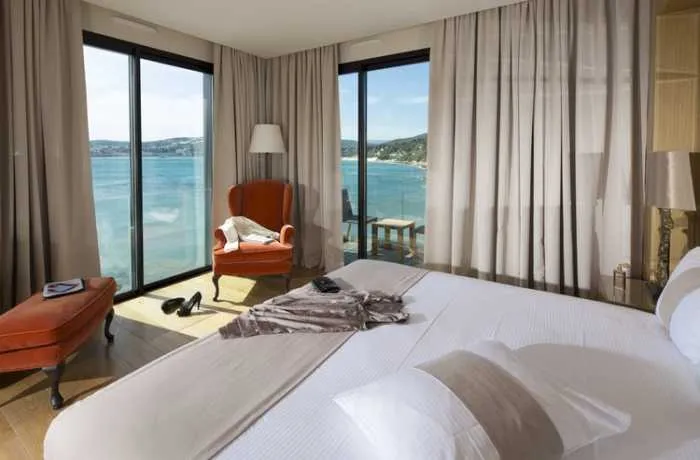 Ein idyllisches Refugium erwartet Sie in der malerischen Hostellerie La Farandole. Hier können Sie sich in einem charmanten Hotel entspannen, das von der Schönheit des azurblauen Mittelmeers umgeben ist. Die entspannte Atmosphäre und die eleganten Annehmlichkeiten laden zum Verweilen ein, während Sie den Blick auf das glitzernde Meer genießen und dem sanften Rauschen der Wellen lauschen.