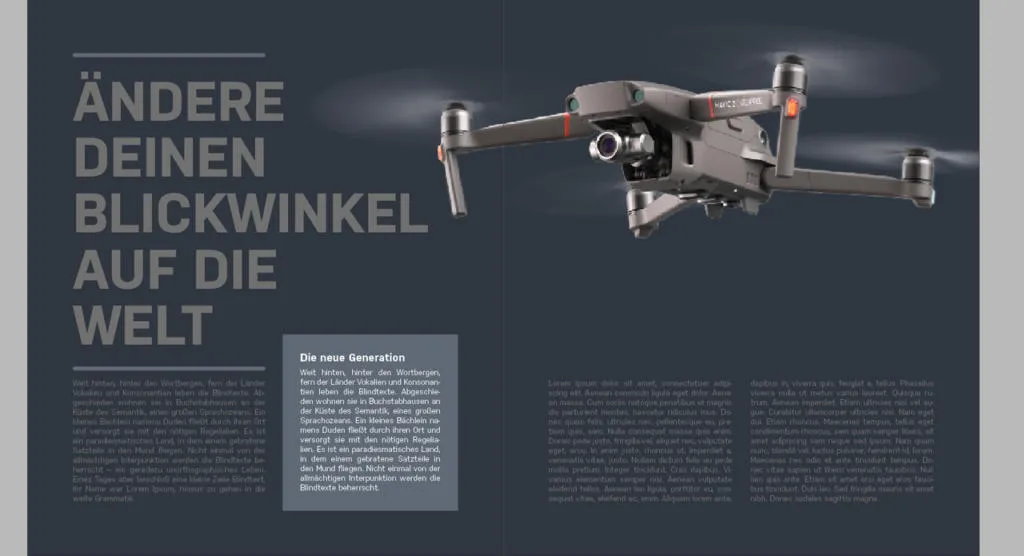 Ein InDesign-Layout mit dunkler Hintergrundfarbe und darauf platziertem, schwer lesbarem dunklen Text. Dies verdeutlicht die Notwendigkeit eines ausreichenden Farbkontrasts für die Lesbarkeit.