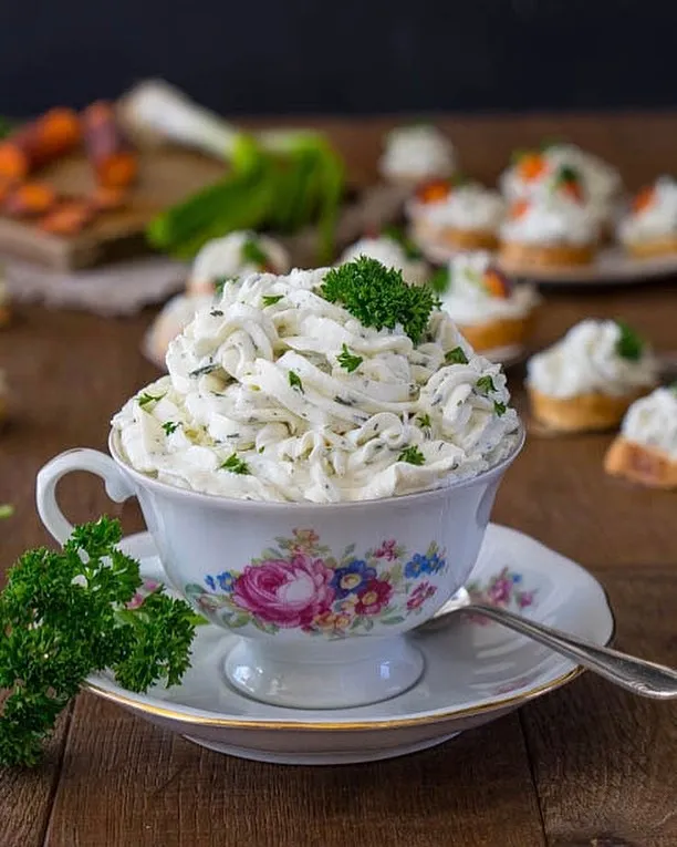 Ein inspirierendes Zitat über die Liebe und das Essen, geschrieben auf einem Holzbrett vor einem unscharfen Hintergrund
