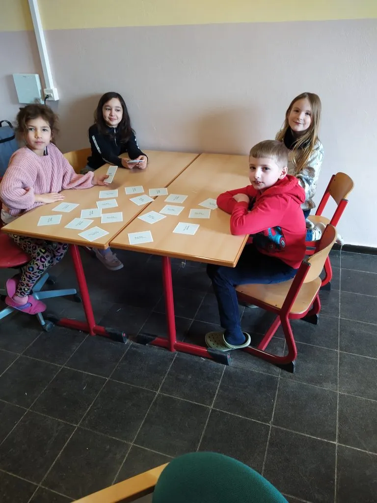 Ein Kind blickt enttäuscht auf eine kleine Menge gekaufter Lebensmittel, die die Auswirkungen von Armut verdeutlicht.