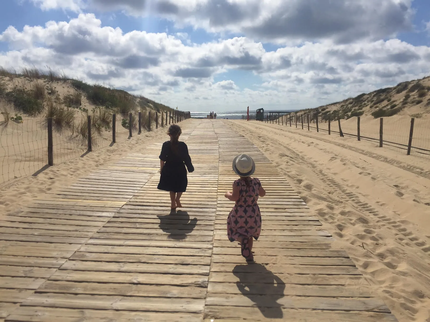 Ein Kind läuft dem Ozean entgegen, symbolisch für die unbegrenzten Möglichkeiten beim Entdecken deutscher Biersorten.