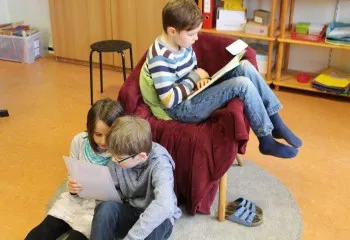 Ein Kind liest in der Schulbibliothek