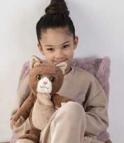 Ein Kind mit einer sitzenden Katze, die die enge Bindung zwischen Menschen und Haustieren in Deutschland widerspiegelt.