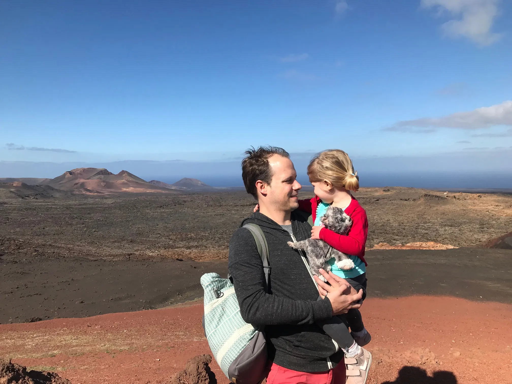 Ein Kind spielt am Strand