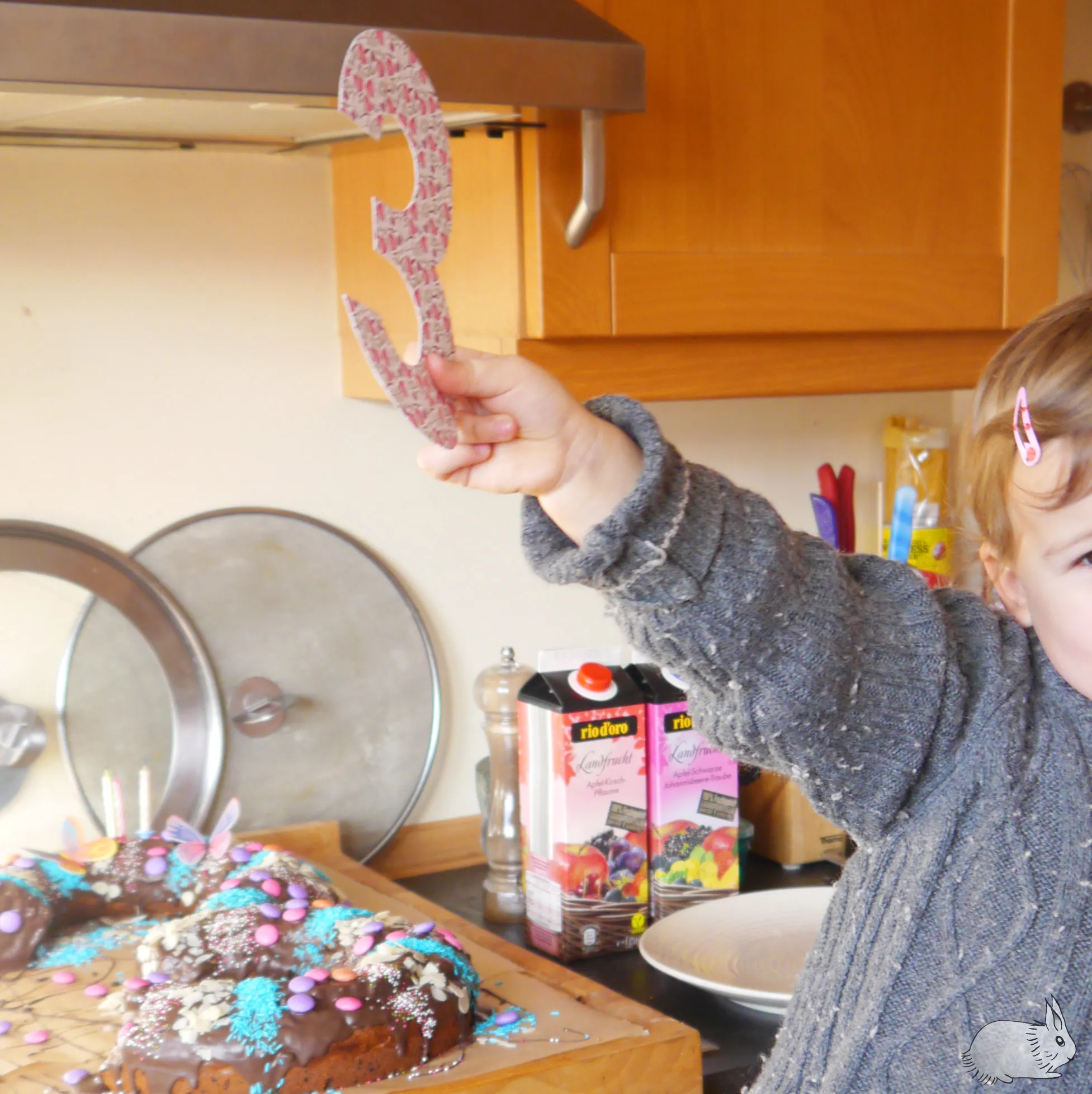 Ein Kind wird an einer Messleiste zum 3. Geburtstag gemessen, ein schönes Ritual