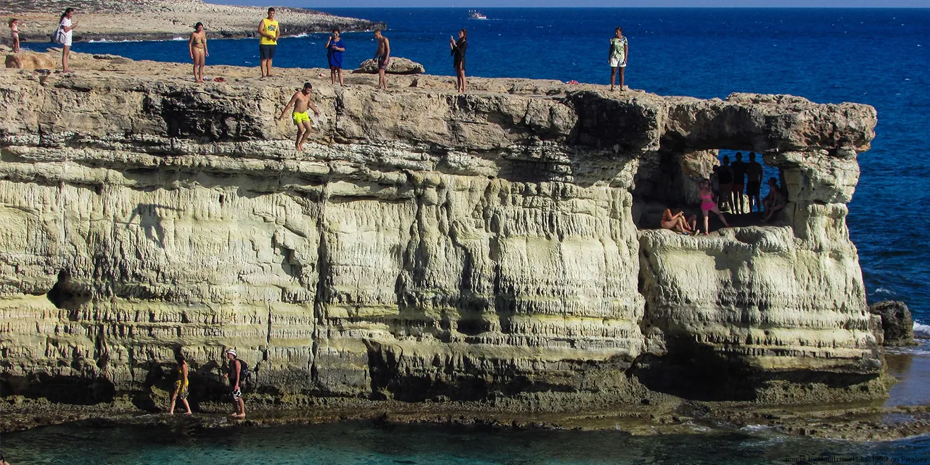 Ein Klippenspringer springt ins Wasser
