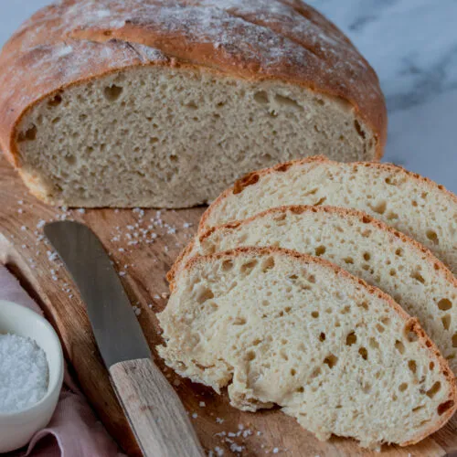 Ein knuspriger Brotlaib mit tiefen Einschnitten auf der Oberfläche nach dem Backen.